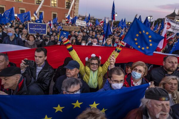 ポーランド・ワルシャワの中央広場で行われたEU離脱反対の大規模デモで、EU旗を振るデモ参加者 - Sputnik 日本