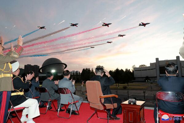 北朝鮮・平壌で開催された「国防発展展覧会　自衛2021」で、デモフライトを視察する金正恩委員長 - Sputnik 日本