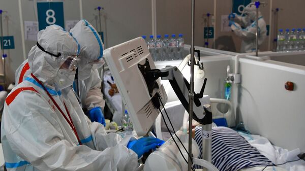 Медицинские работники и пациенты во временном госпитале для пациентов с COVID-19 в конгрессно-выставочном центре Сокольники в Москве - Sputnik 日本