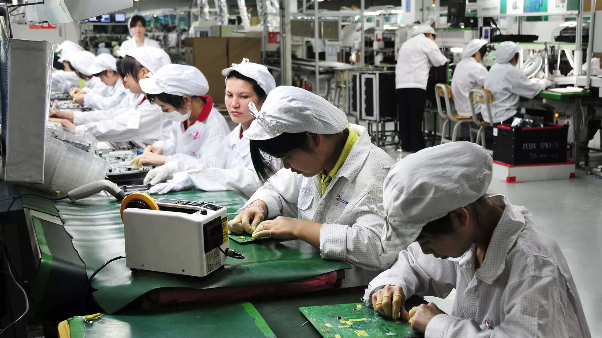 中国・深センにあるフォックスコン・テクノロジー・グループの工場で作業する従業員