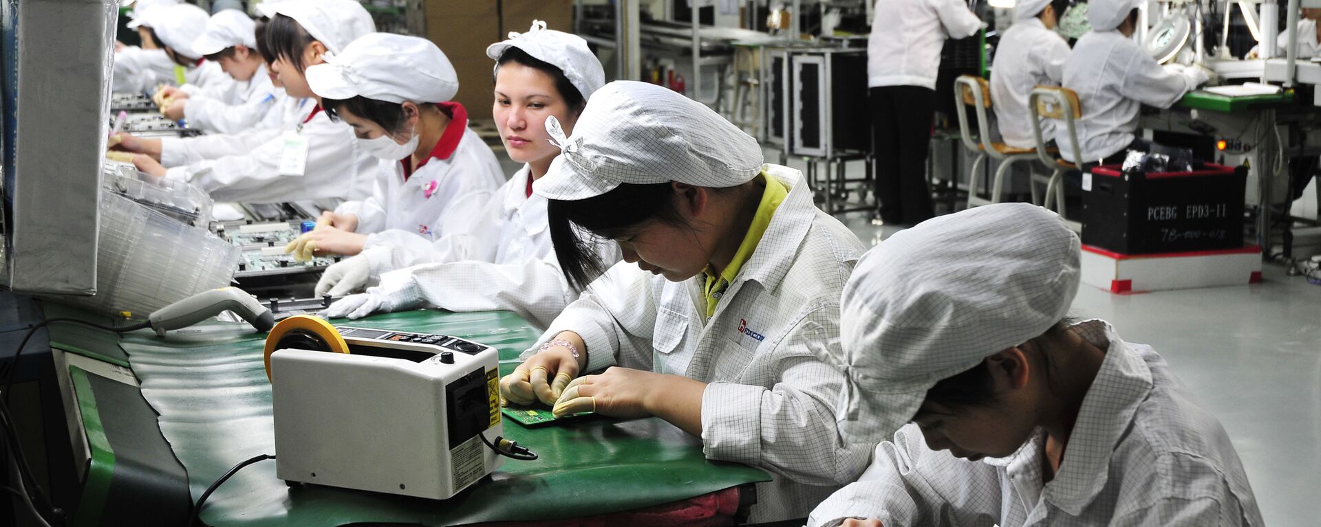 中国・深センにあるフォックスコン・テクノロジー・グループの工場で作業する従業員 - Sputnik 日本, 1920, 22.02.2023