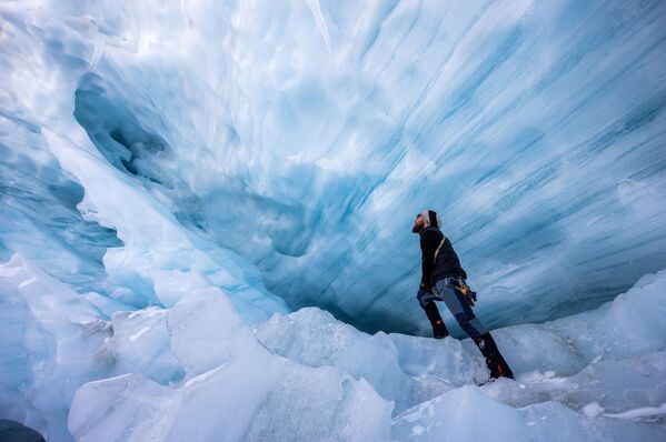 ヤムタールフェルナー氷河の空洞を探索するマーティン・ストッカー・ヴァルトフーバー氏（2021年10月15日撮影） - Sputnik 日本