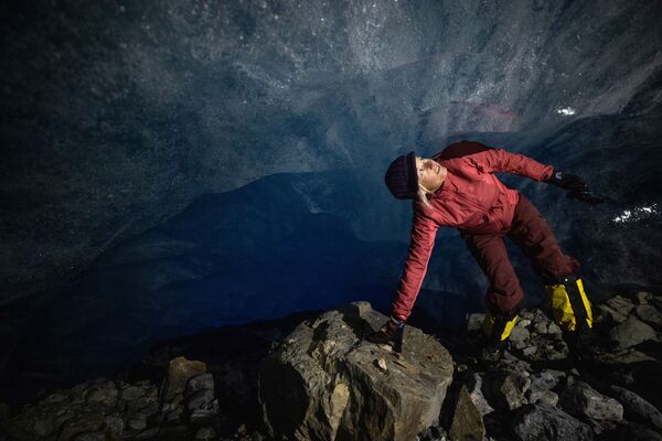 ヤムタールフェルナー氷河の空洞を探索するアンドレア・フィッシャー氏（2021年10月15日撮影） - Sputnik 日本