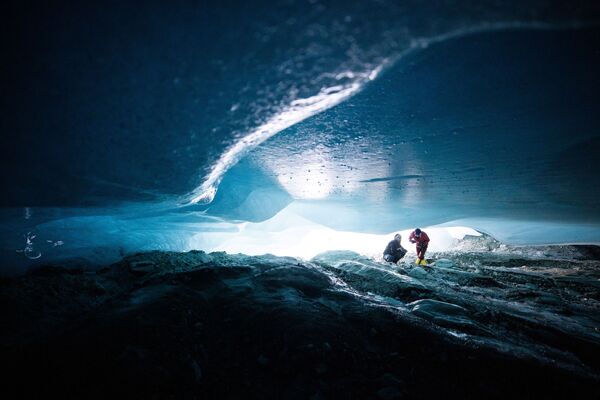 ヤムタールフェルナー氷河の空洞を探索するアンドレア・フィッシャー氏とマーティン・ストッカー・ヴァルトフーバー氏（2021年10月15日撮影） - Sputnik 日本