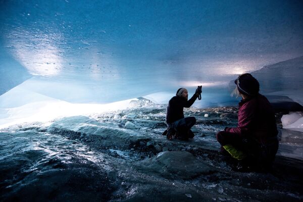 ヤムタールフェルナー氷河の空洞の天井に生じた亀裂を調査するアンドレア・フィッシャー氏とマーティン・ストッカー・ヴァルトフーバー氏（2021年10月15日撮影） - Sputnik 日本
