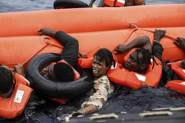 リビアの沖合約50kmで救出された移民たち - Sputnik 日本