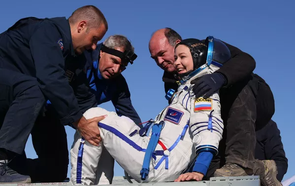 ロシアの女優ユリア・ペレシルドさんは、史上初の宇宙空間での映画撮影を終え、地球に帰還した ロシアの女優ユリア・ペレシルドさんは、史上初の宇宙空間での映画撮影を終え、地球に帰還した - Sputnik 日本