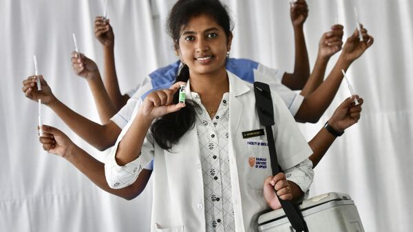 Медперсонал, занимающийся вакцинацией против коронавируса Covid-19, позируют для фотографии в образе богини Дурги в больнице Рамая в Бангалоре - Sputnik 日本