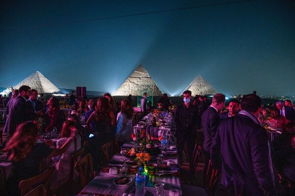 ピラミッド前で食事をする展示会の参加者ら - Sputnik 日本