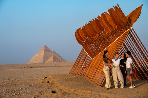 エジプト人アーティスト、モアタズ・ナスル氏の作品『Batrakh』の前でポーズをとる観光客 - Sputnik 日本