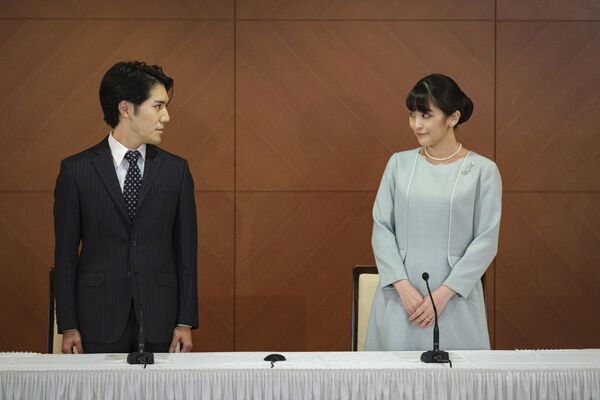 結婚記者会見に臨む小室圭さんと眞子さん - Sputnik 日本