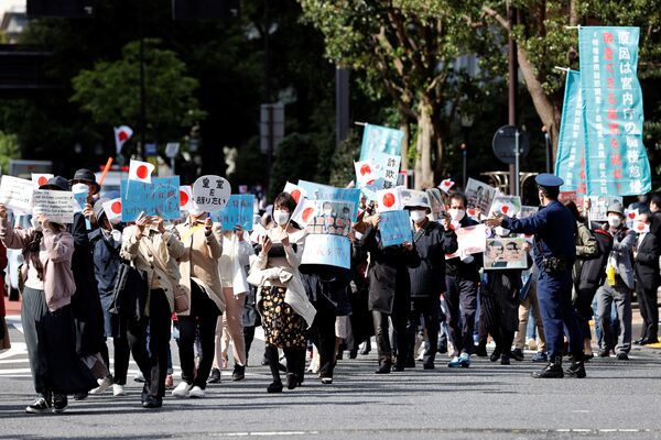 結婚記者会見場近くで結婚反対デモに参加する人々 - Sputnik 日本