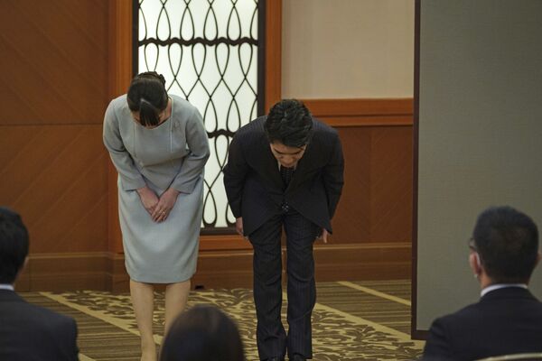 結婚記者会見で、報道陣に向かって一礼する眞子さんと小室圭さん - Sputnik 日本