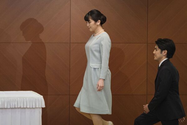 結婚記者会見に臨む小室圭さんと眞子さん - Sputnik 日本