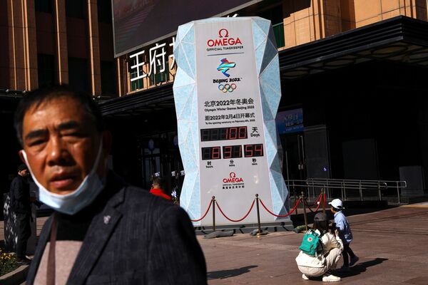 北京冬季五輪のカウントダウン時計のそばを歩く市民 - Sputnik 日本