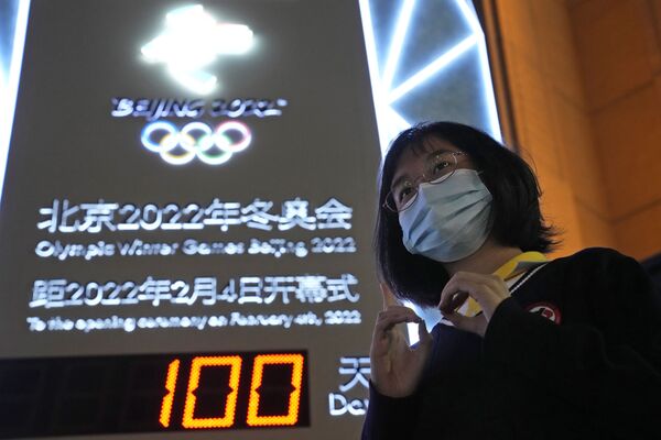 北京冬季五輪のカウントダウン時計の前でポーズをとる市民 - Sputnik 日本