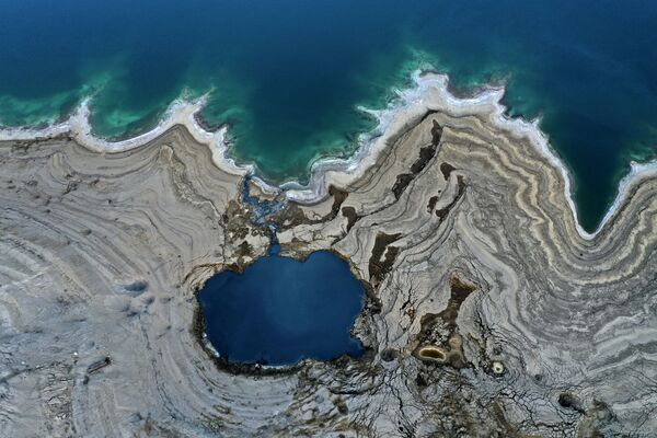 エン・ゲディ近郊で、死海の水位低下によって形成された陥没穴 - Sputnik 日本