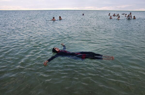 リゾート地、ネベゾハール地区で死海に浮かぶ観光客 - Sputnik 日本