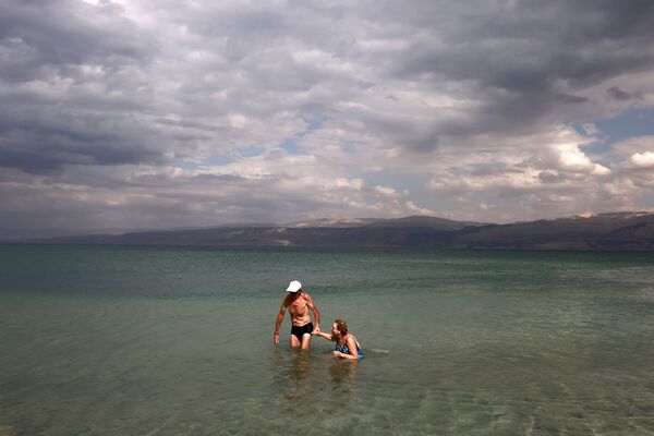 死海沿岸のミツペシャレム入植地で、海水浴を楽しむ人々 - Sputnik 日本