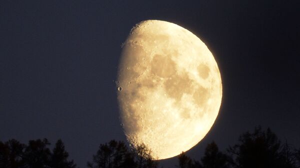 Луна над тайгой в Таштыпском районе Хакасии - Sputnik 日本