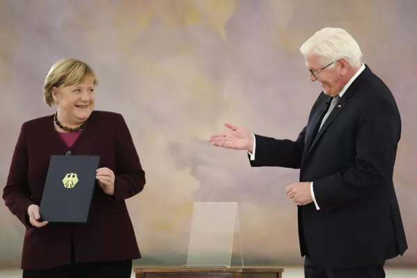 大統領官邸でフランク=ヴァルター・シュタインマイヤー大統領から首相職の全権の修了証書を受け取るアンゲラ・メルケル首相(26日、ドイツ・ベルリン) 大統領官邸でフランク=ヴァルター・シュタインマイヤー大統領から首相職の全権の修了証書を受け取るアンゲラ・メルケル首相(26日、ドイツ・ベルリン) - Sputnik 日本