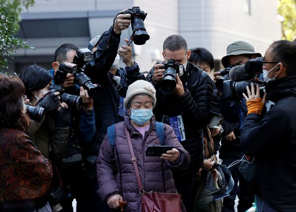 眞子さんと小室圭さんの結婚記者会見をライブ配信で視聴する市民（26日、日本・東京） - Sputnik 日本