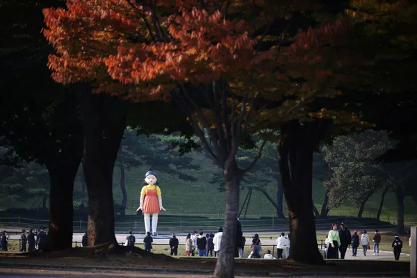 公園に設置されたNetflixドラマ『イカゲーム』に登場する人形(26日、韓国・ソウル) 公園に設置されたNetflixドラマ『イカゲーム』に登場する人形(26日、韓国・ソウル) - Sputnik 日本