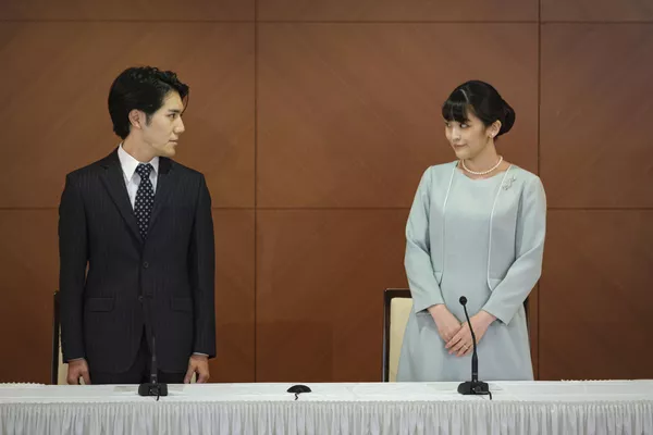 結婚記者会見に臨む小室圭さんと眞子さん(26日、日本・東京) 結婚記者会見に臨む小室圭さんと眞子さん(26日、日本・東京) - Sputnik 日本