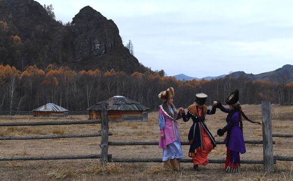 博物館保護区でハカスの民族衣装を身にまとう女性たち（ロシア・ハカス共和国） - Sputnik 日本