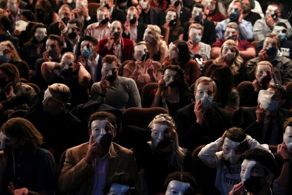 マジェスティック劇場で行われた「オペラ座の怪人」の再演を記念し、ファントムのマスクを着けて鑑賞する観客（22日、米ニューヨーク） - Sputnik 日本