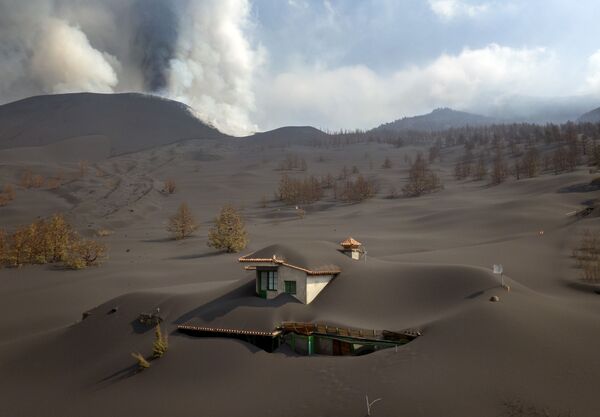 クンブレビエハ火山の火山灰に覆われた住宅 - Sputnik 日本
