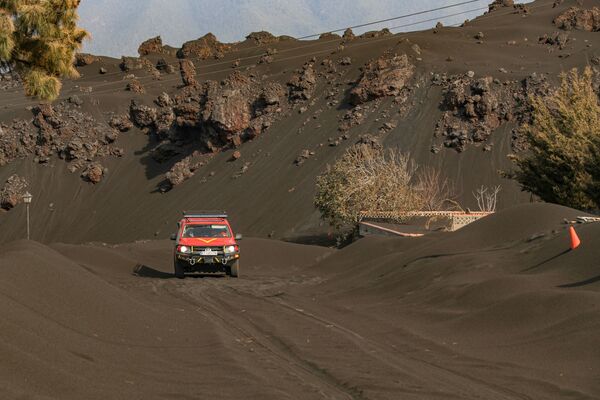 火山灰に覆われた地域を走行する緊急事態対処部隊（UME）の車両 - Sputnik 日本
