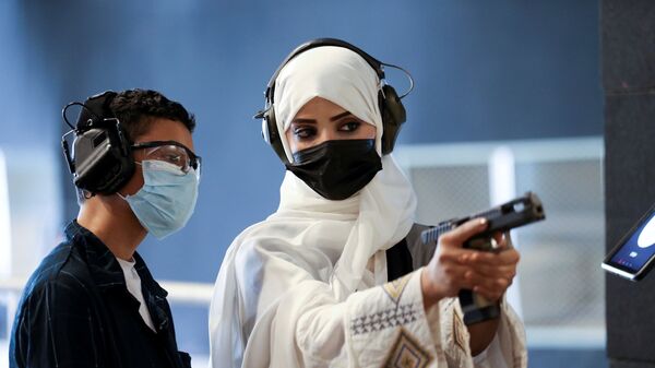 Инструктор по стрельбе саудовская девушка Mona Al Khurais во время обучения в Эр-Рияде - Sputnik 日本