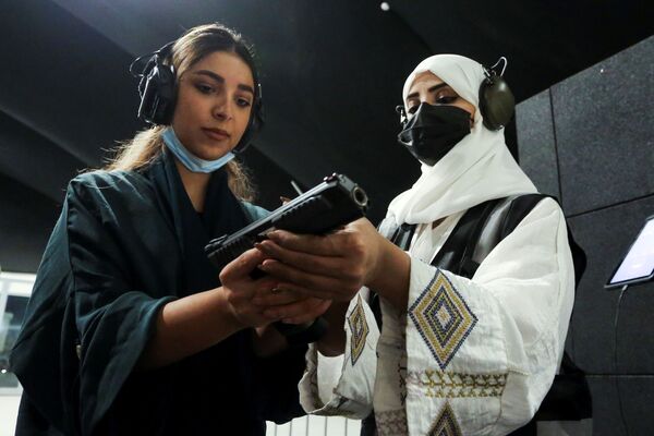サウジアラビア・リヤドの射撃場で、女性に拳銃の使い方を教えるモナ・アル・フライスさん - Sputnik 日本