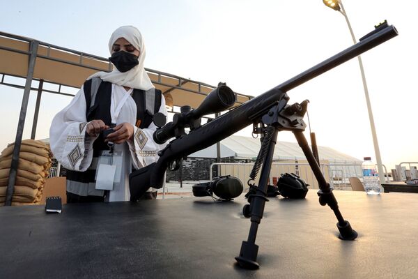 サウジアラビア・リヤドの射撃場で、長距離ライフルの射撃練習前に弾丸を装填するモナ・アル・フライスさん - Sputnik 日本