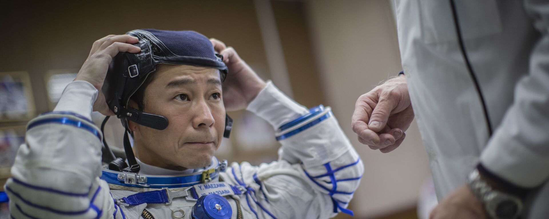 Участник будущего космического полета Юсаку Маэдзава примеряет скафандр Сокол  - Sputnik 日本, 1920, 13.11.2021