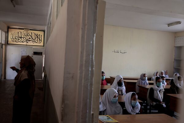 アフガニスタン・カブールで授業を受ける少女たち - Sputnik 日本