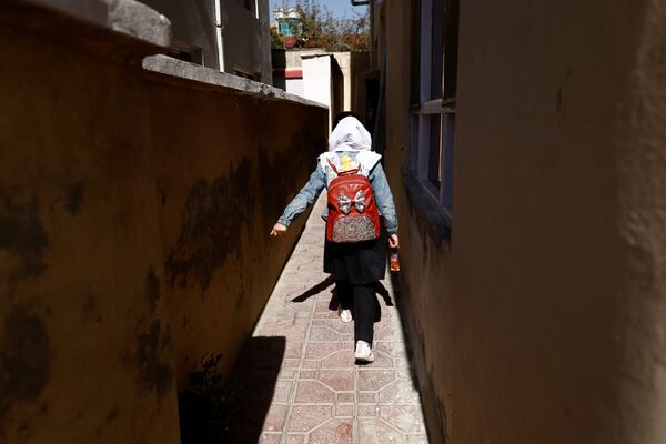 アフガニスタン・カブールで、学校が終わり自宅へ帰るハディアさん - Sputnik 日本
