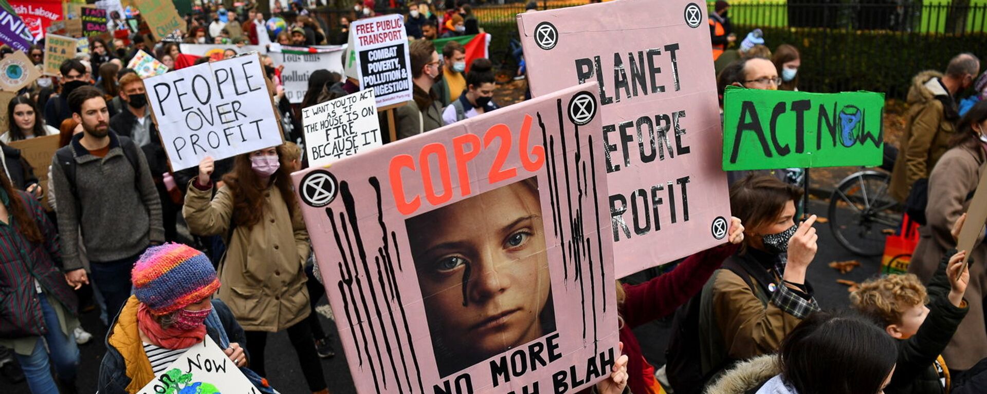 Экоактивисты с плакатом Греты Тунберг на климатическом марше «Пятница ради будущего» в Глазго, Шотландия - Sputnik 日本, 1920, 14.11.2021
