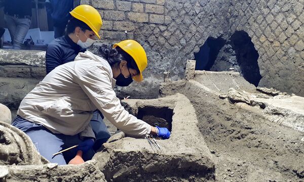 ポンペイ近郊で発掘された「奴隷部屋」の中で作業にあたる考古学者ら - Sputnik 日本