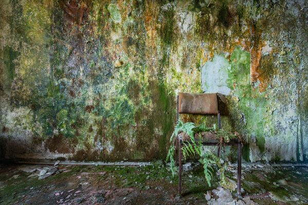 廃墟に放置された椅子（ロマン・ヴェイヨン氏撮影） - Sputnik 日本