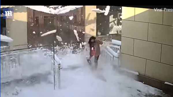 大雪の中国　マンションから女性めがけ落雪 - Sputnik 日本