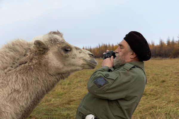 更新世公園でラクダの写真を撮るセルゲイ・ジモフさん - Sputnik 日本