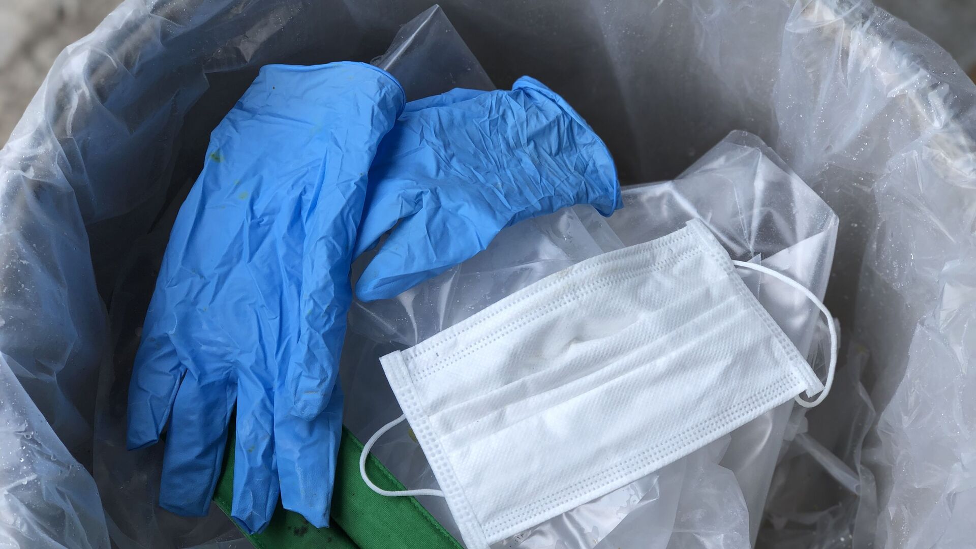 Медицинские маски и резиновые перчатки в мусорном ведре - Sputnik 日本, 1920, 13.11.2021