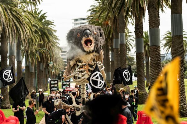 気候対策を求めるデモで、コアラの山車を担ぐ活動家ら（6日、オーストラリア・メルボルン） - Sputnik 日本