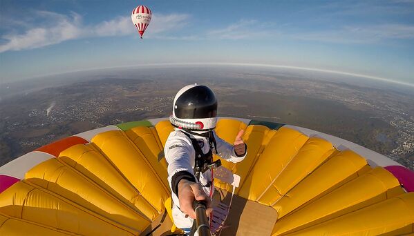 高度3637メートルで熱気球の上に立つレミ・ウブラールさん（10日、フランス・シャテルロー上空） - Sputnik 日本