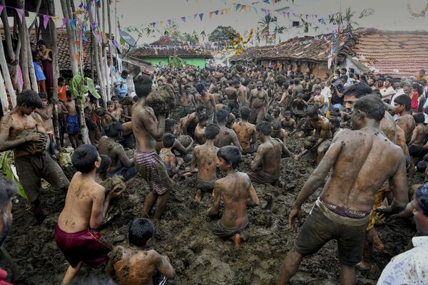 毎年恒例の祭りで牛糞を投げ合う男性ら（6日、インド・グンマタプラ村） - Sputnik 日本