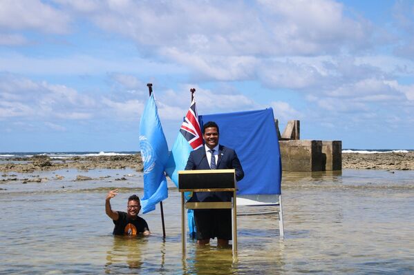 国連気候変動サミット「COP26」で、膝まで水に浸かってスピーチをするツバルのサイモン・コフェ外務大臣（5日、ツバル・フナフティ島） - Sputnik 日本