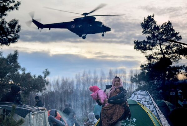 ベラルーシとポーランドの国境にキャンプを張る移民ら - Sputnik 日本