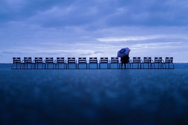 海岸遊歩道「プロムナード・デ・ザングレ（英国人の遊歩道）」に座る女性（10日、フランス・ニース） - Sputnik 日本